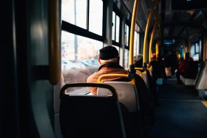 Quem responde por um acidente entre ônibus e trem?